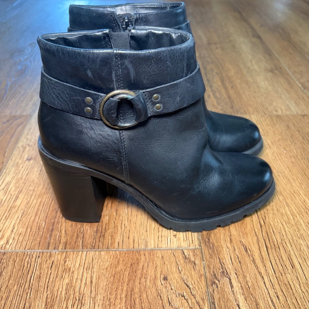 Crevo Kathryn Black Leather Block Heel Ankle Boots Moto Ring Strap Womens 8.5